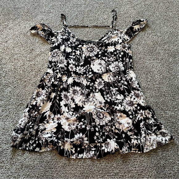 Forever 21 L Black White Floral Off Shoulder Top R $35 - Picture 3 of 10